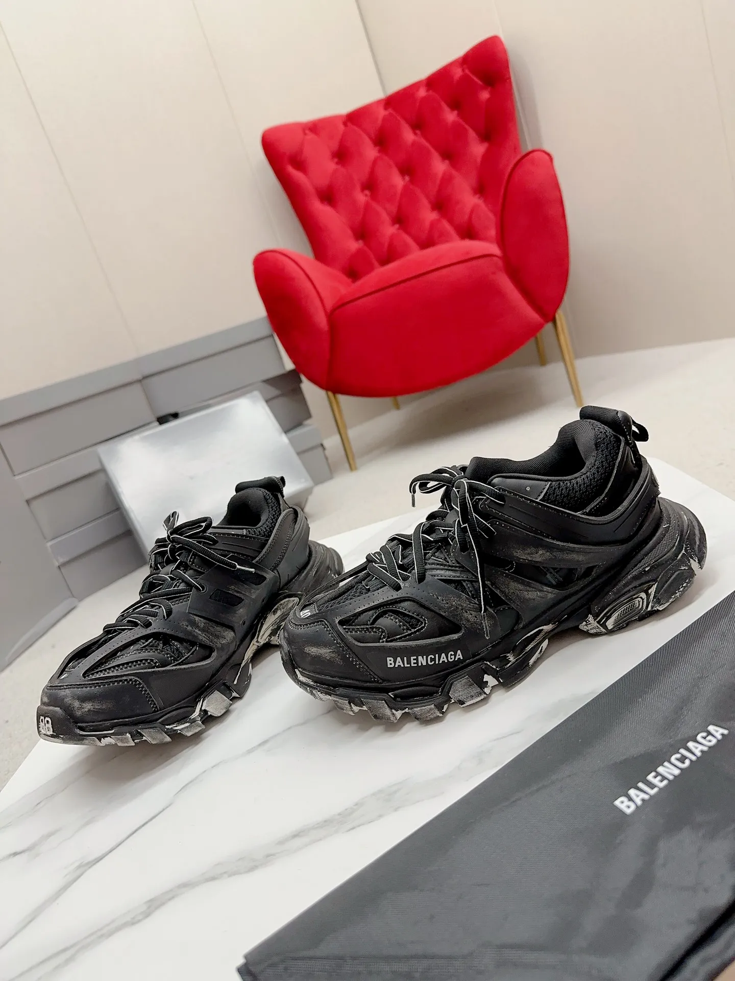👟👟Ex-factory price 980👟👟 Men's size +10 𝐁𝐚𝐥𝐞𝐧𝐜𝐢𝐚𝐠𝐚|||𝐭𝐫𝐚𝗰𝐤 series 𝟑.𝟎Three generations of sports dad shoes‼ ️ [Top high-end quality from Dongguan Factory] Balenciaga dad shoes ~ super fashionable ~ full and three-dimensional shoes ~ amazing lines ~ very soft and light on the feet ~ super comfortable ~ versatile for commuting ~ can be paired with mid-calf socks, bell bottoms, wide-leg pants, overalls, very high-end ~ very manly and handsome ~ suitable for spring, summer, autumn and winter all year round... ⇢✈ Upper: Exclusive 1:1 original molded custom imported technical fabric mesh + imported cloth + 3M reflective strips [composed of 108 sub-pieces] ⇢✈Inner lining: Breathable mesh ⇢✈Outsole: Exclusive 1:1 original molded PU+TPU+EVA+rubber, a total of 13 sets of grinding tool combinations ⚠️Difference in market currency ~ high-end quality is definitely different ⇢✈𝐒𝐈𝐙𝐄Females: 35, 36, 37, 38, 39, 40 ⇢✈𝐒𝐈𝐙𝐄Men: 39, 40, 41, 42, 43, 44, 45